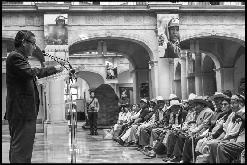Rufino Dominguez, Mixteco migrant leader, talks with men who worked in the U.S. as braceros in the 1950s. Photo by David Bacon